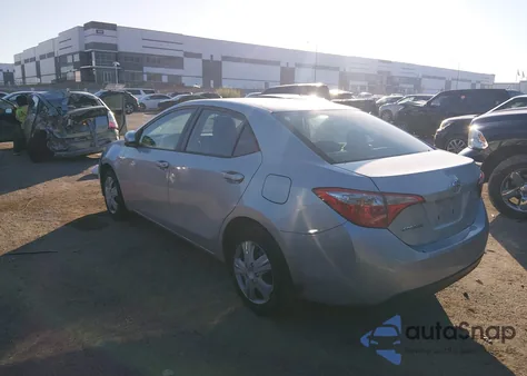 2015 Toyota Corolla Le z USA, uszkodzony, nr VIN 5YFBURHE0FP350941